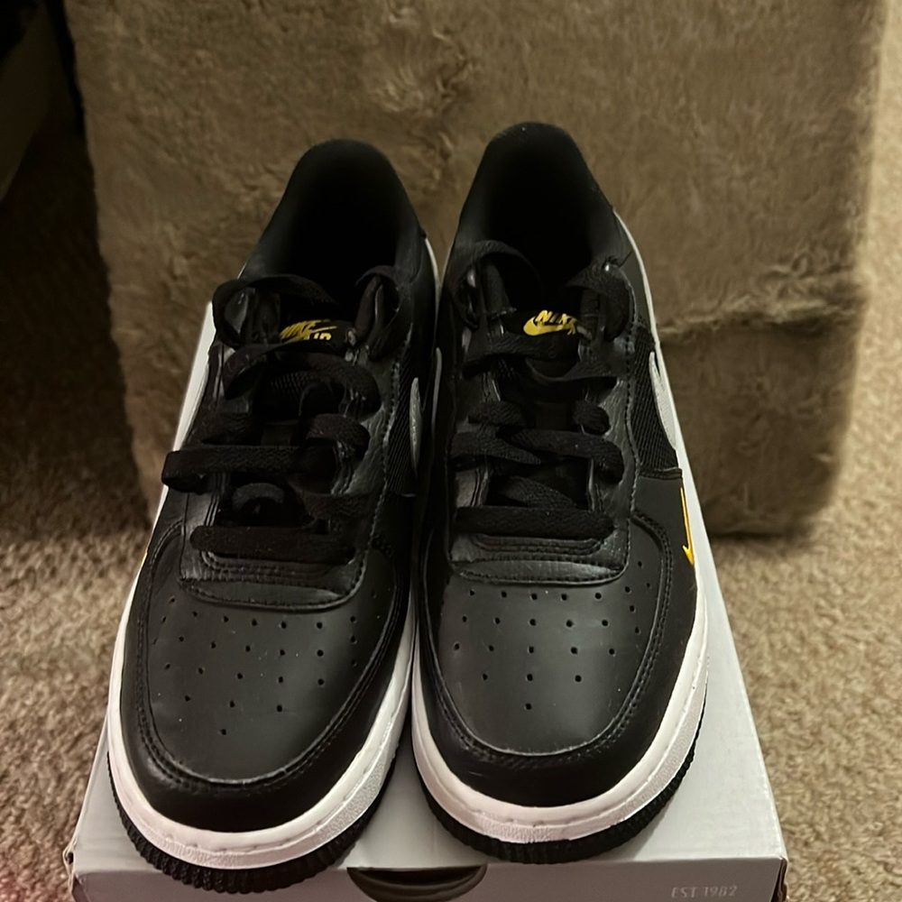 Nike Air Force 1 GS in Black/Wolf Gray size 6.5 Youth.